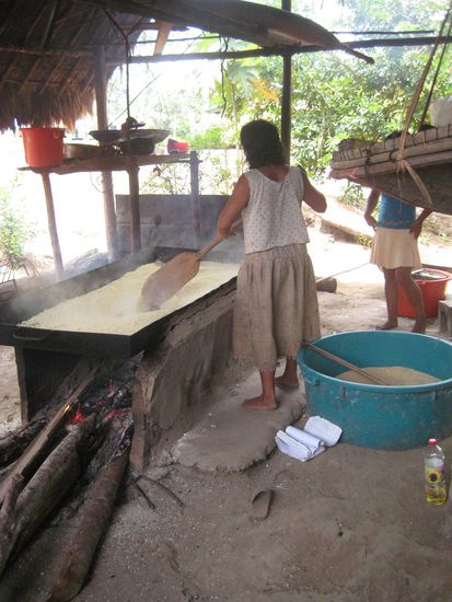 Gemahlener Maniok wird geröstet