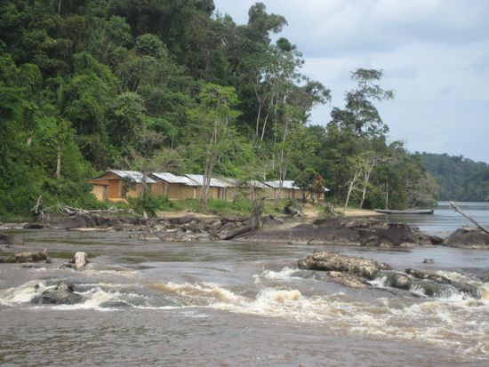 Oberhalb des Salto Kuyuwi ist dieses Zwischenlager. Von hier aus werden Sprit und sonstige Waren in die Dörfer weiter befördert.