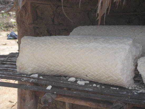 ... aus dem getrockneten Maniokbrei ...