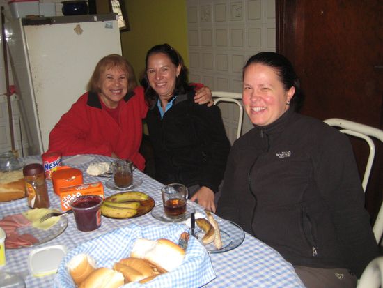 Mit unserer Wirtin Laura beim Frühstück