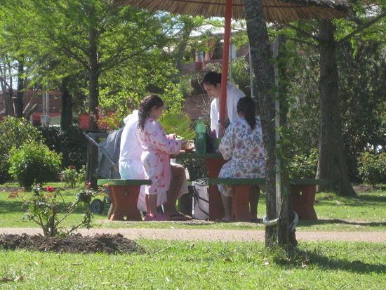 Alle in Bademänteln ...