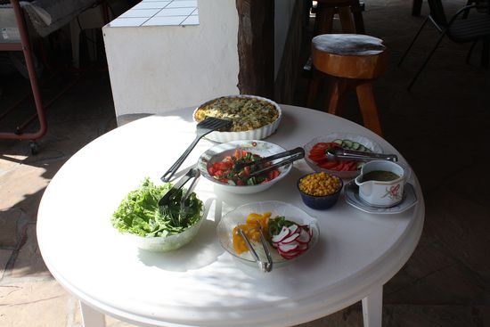 Es gibt Blumenkohlquiche mit Salat