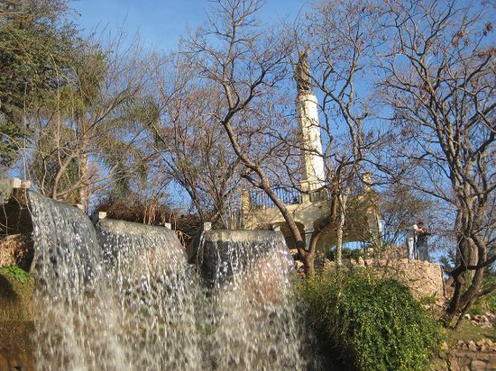 Oben ist ein künstlicher Wasserlauf