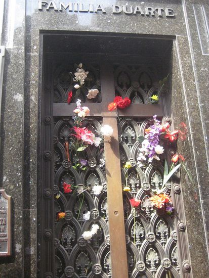 Das Grab der Familie Duarte. Hier ist Evita Perón begraben.