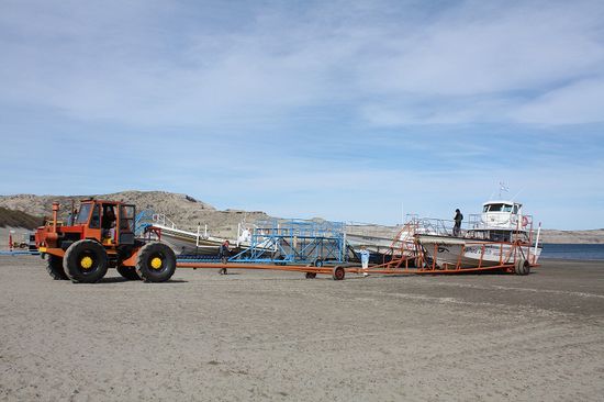 Das Boot wird ins Wasser geschoben