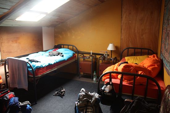 Unser Zimmer mit Federbett. Die Bettwäsche wird von Hand gewaschen ...