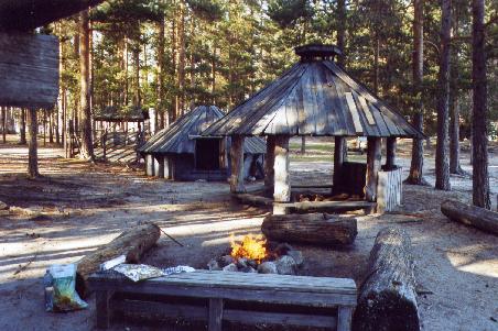 Die Grillplätze auf dem Campingplatz: ohne Dach, mit Dach und ganz hinten mit Dach und Wänden (wir haben leider nicht rausfinden können, ob die wegen des Wetters oder wegen der Moskitos da sind)