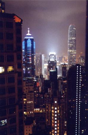 ... hat eine obergeniale Aussicht!
Links "The Center", rechts "Two IFC", das höchste Gebäude Hongkongs