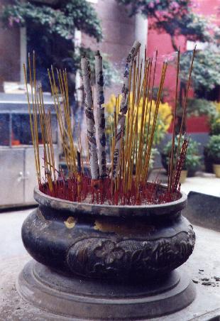 Räucherstäbchen im Po Lin Kloster
