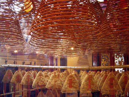 Räucherspiralen im Man Mo Tempel
