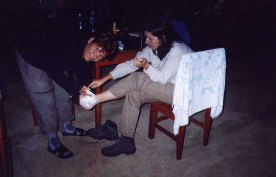 Petra versorgt Gerlindes Knöchel ...