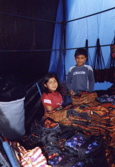Die kleinsten Kinder sind schon gewiefte Händler ...
