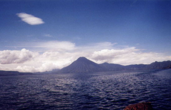 Lago Atitlán und Vulkan San Pedro