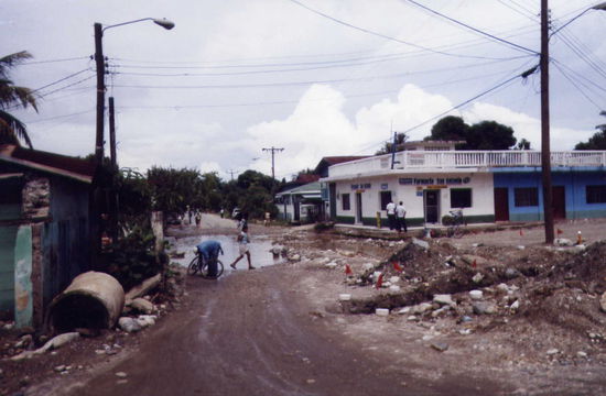 Die "Hauptstraße" von Omoa ... sämtliche Fahrzeuge müssen durch das (doch recht tiefe) Wasserloch fahren!