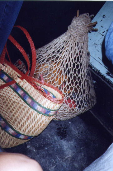 Im Netz sind mindestens 10 Hühner eingepfercht und in der Tasche sitzt ein Hahn!