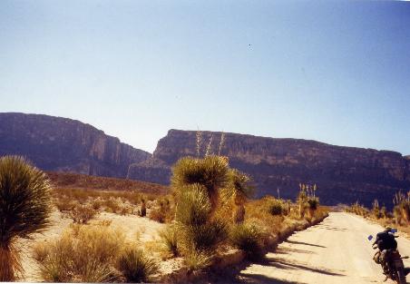 Old Maverick Road, im Hintergrund Santa Elena Canyon