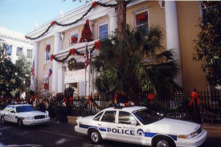 New Orleans Police Department mit weihnachtlichem Dekor