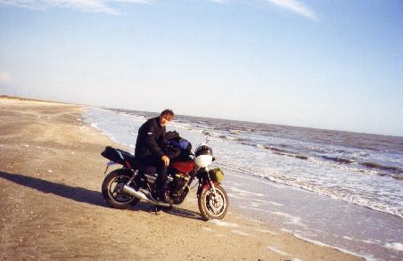 Stefan uns sein Bike direkt am Wasser