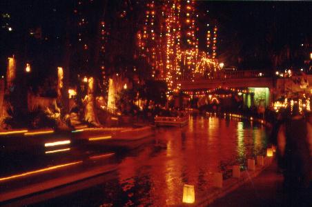San Antonio Riverwalk mit seinen vielen bunten Lichtern