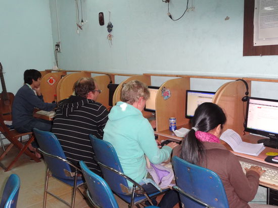 Hoi An: im Internet Cafe beim hochladen der Bilder
Fuer uns beide eine Premiere!