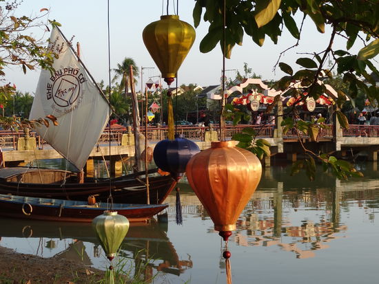 Noch in Hoi An: Der Ort wird fuer das kommende Neujahrsfest geschmueckt.