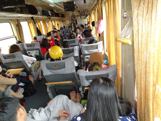 Zugfahrt erster Klasse von Hoi An nach Nha Trang. 11 Stunden Fahrzeit!! Vietnamesen nehmen alles mit in den Zug. Lebende und tote Tiere. Alles in Tueten.