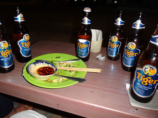 Unser Abendessen gegen Mitternacht in Nha Trang: 1 Teller Nudeln und 6 Bier