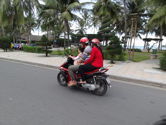 Das sieht man hier oefters, die ganze Familie (manchmal bis zu 5 Personen) auf einem Moped, das besondere an diesem Bild ist, dass das Kind gerade lenken darf!