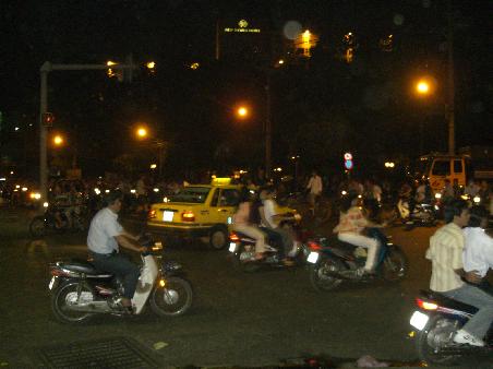wo man hinsieht Mopeds.... und alle kreuz und quer