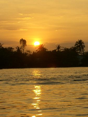 um 6.15Uhr.. Sonnenaufgang ueber dem Mekong