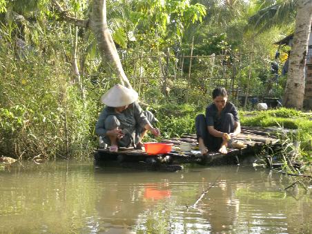Der Mekong ist der Fluss des Lebens: Hierdrin wird gebadet, ALLES gewaschen, der Muell entsorgt und die Tiere dienen zur Nahrung!
