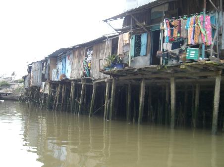 normale Wohnansiedlung am Mekong
