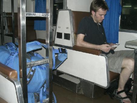 im Nachtzug.. spaeter werden die Sitze zu Betten umgebaut