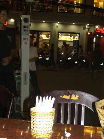 im Hintergrund: eine mobiles Geraet, auf dem man sich (fuer ein paar Cent)messen und wiegen lassen kann