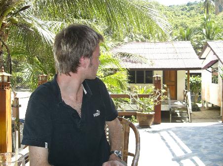 im Hintergrund.. unsere Luxushuette..links daneben beginnt unmittelbar der feine, weisse Sandstrand