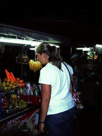 Sara am Nachtmarkt - Welcher Fruchtsaft soll es denn sein ?