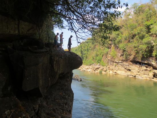 Klippenspringen zwischen Vang Vieng und Vientiane