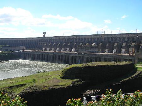 eines der vielen umstrittenen Riesenstaudamm-Projekte: Itaipu