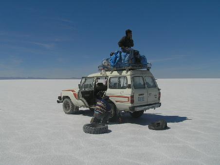 Hier sieht man auch, wie der Salar "atmet". Darunter befindet sich zum Teil Wasser und darin schwimmen die schönsten Salzkristalle.