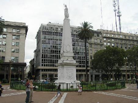 Plaza de Mayo - Hier demonstrieren jeden Donnerstagnachmittag die "Grossmütter des Plaza de Mayo". Sie demonstrieren gegen das Vergessen der Greueltaten aus der Militärdiktatur und für die Aufklärung des Verschwindens ihrer Söhne und Töchter (in der Regel links eingestellt).