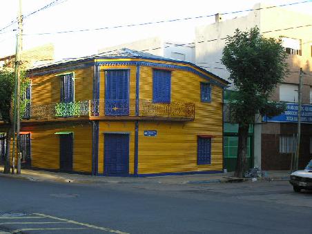 Natülich haben wir auch La Boca besichtigt. Die künstlerisch angemalten Wellblechfassaden machen aus dem Stadtteil in dem der Tango erfunden wurde ein sehenswertes und höchst touristisches Ziel. Für alle Fussballinteressierten: Hier steht natürlich auch die legendäre Bombonera des berühmten Fussballclubs von BsAs.