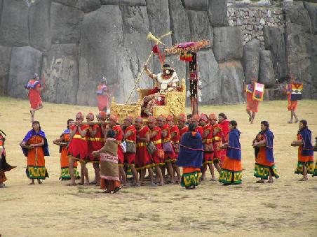 im Hintergrund die Ruinen von Saqsaywaman