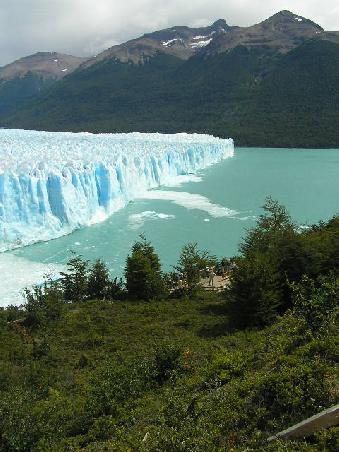 Der riesige Gletscher Perito Moreno wie er in den Lago Argentino fliesst