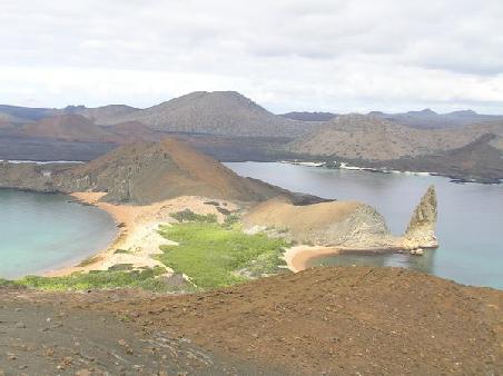 Isla Bartolome, im Hintergrund Isla Santiago mit nur 200 Jahre alter Lava