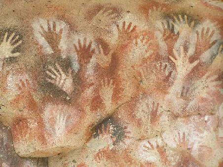 Insgesamt befinden sich etwa 700 Handzeichnung an den Felsen. Nur die "unterdachten" blieben erhalten.