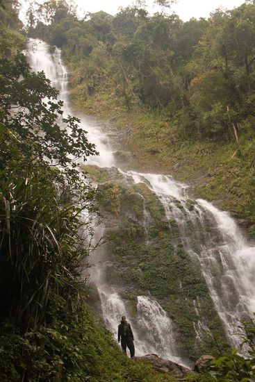 Langganan Wasserfall bei Poring (und ploetzlich ist Bendy ganz klein hihi)