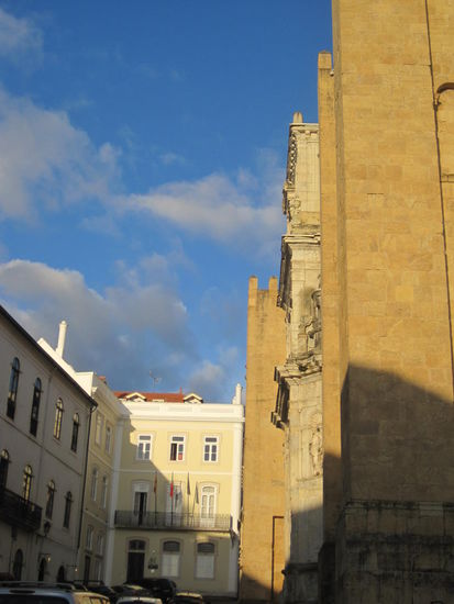 Blick auf das Hostel, rechts die alte Kathedrale