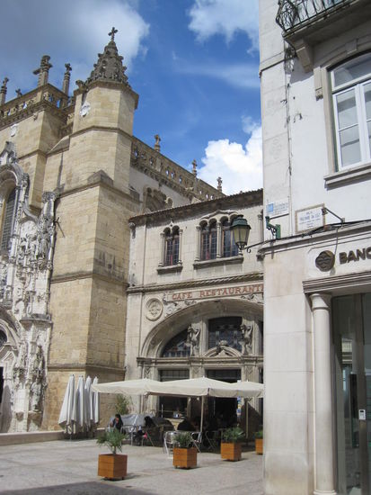 Die Kirche Santa Cruz und das gleichnamige Café
