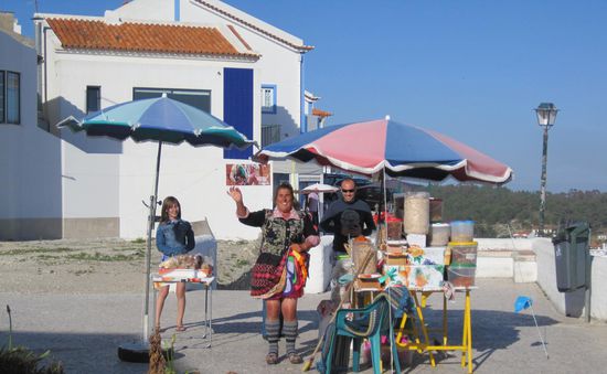 Nussverkäuferin in Tracht