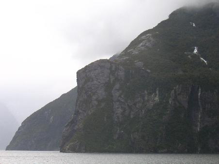 Schroffe Felsen, saftiges Gruen und viel Wasser